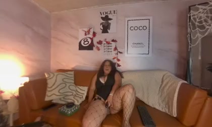 Zara_Holly_