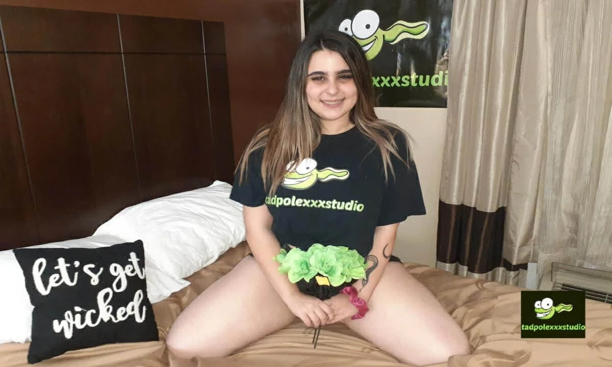 19 Years Old Teenager Serenity Taylor 1st Gangbang Part 1 of 2