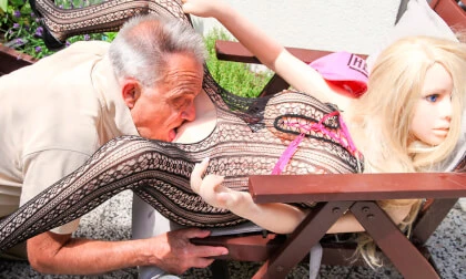Lonely Gunther Fucking A Sexdoll