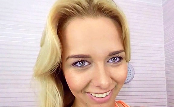 Nikky Dream Pissing - Blonde Golden Showers Pee