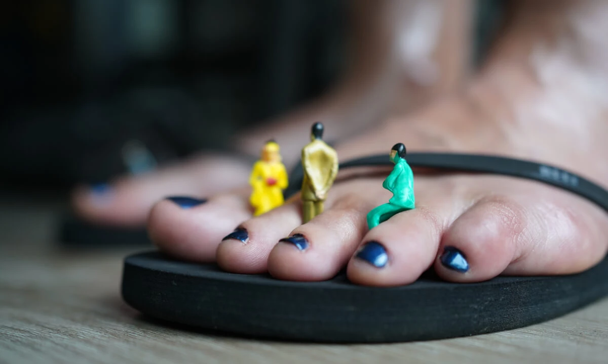 Giantess Steps On Little People