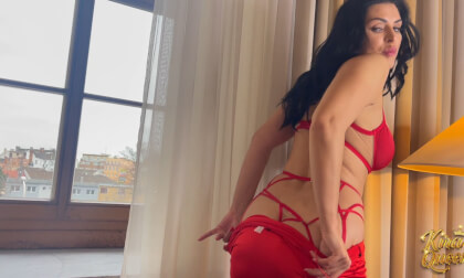 Kira Queen Visits Lonely Man’s Place And Treats Him With Her Pussy!