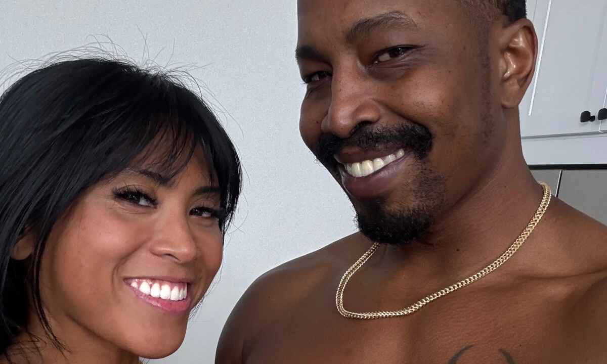 Ember Snow Comes Over For An Oiled Up Massage VR Porn Video