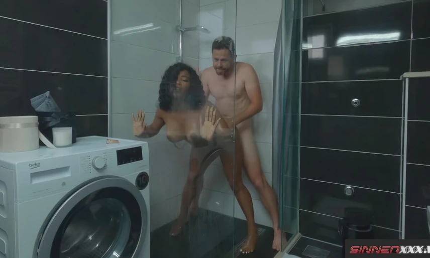 Kiki Minaj - Big Booty Ebony Smashed In The Shower