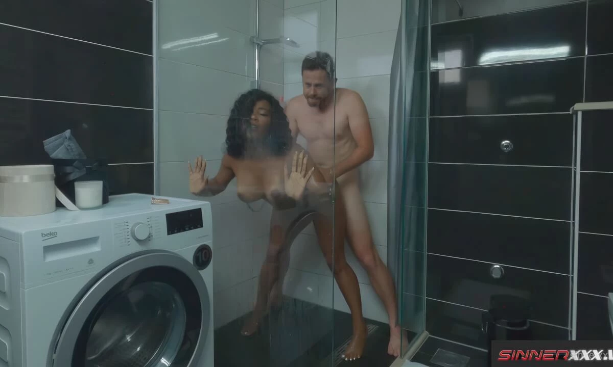 Kiki Minaj - Big Booty Ebony Smashed In The Shower